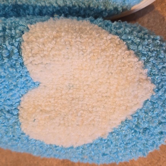 NWOT Blue/White Heart Plush Slippers - Picture 2 of 6